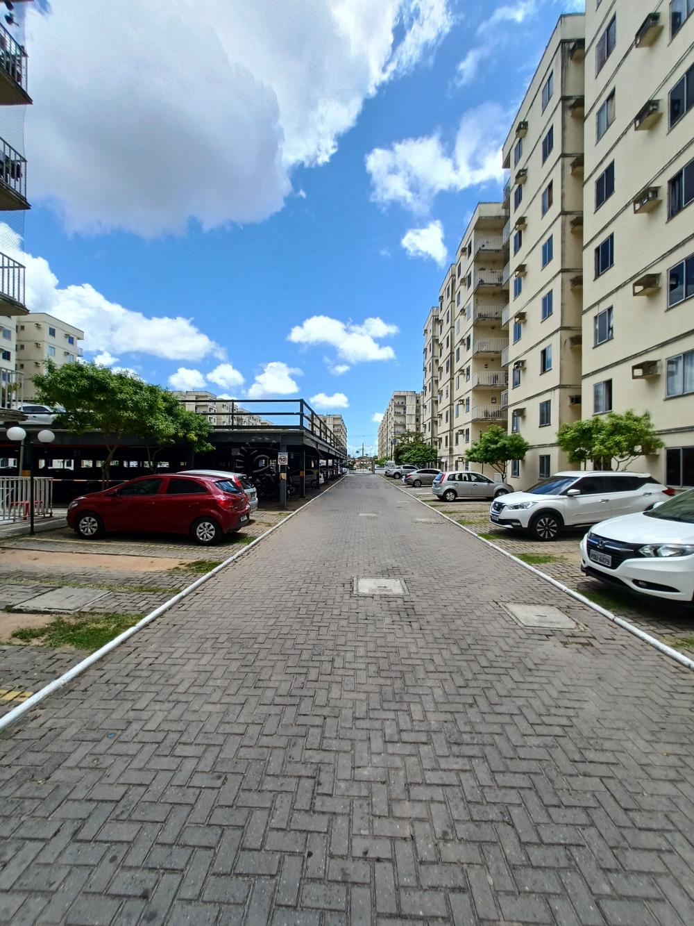 Confira este excelente apartamento para aluguel no Edifício Aurora Porto Arthur, localizado no Bloco C, na cidade de Paulista, Pernambuco!

Situado no 1º andar (apartamento 10), este imóvel oferece um espaço confortável e funcional, totalmente mobiliado. Ele conta com sala para dois ambientes, ideal para criar seu espaço de estar e jantar. Dispõe de dois dormitórios, um banheiro social e área de serviço. Para sua comodidade, o apartamento inclui uma vaga de garagem descoberta.

O condomínio oferece ótimas áreas comuns e segurança, com portaria 24h, bicicletário, gás encanado, gerador de energia e portão eletrônico. Você também poderá desfrutar de salão de festas, salão de jogos, piscina e quadra de futebol para lazer e diversão.

Não perca essa oportunidade de morar em um condomínio com lazer completo em Paulista!

Que tal agendar uma visita para conhecer o apartamento?
