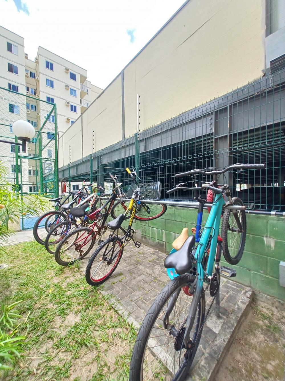 Confira este excelente apartamento para aluguel no Edifício Aurora Porto Arthur, localizado no Bloco C, na cidade de Paulista, Pernambuco!

Situado no 1º andar (apartamento 10), este imóvel oferece um espaço confortável e funcional, totalmente mobiliado. Ele conta com sala para dois ambientes, ideal para criar seu espaço de estar e jantar. Dispõe de dois dormitórios, um banheiro social e área de serviço. Para sua comodidade, o apartamento inclui uma vaga de garagem descoberta.

O condomínio oferece ótimas áreas comuns e segurança, com portaria 24h, bicicletário, gás encanado, gerador de energia e portão eletrônico. Você também poderá desfrutar de salão de festas, salão de jogos, piscina e quadra de futebol para lazer e diversão.

Não perca essa oportunidade de morar em um condomínio com lazer completo em Paulista!

Que tal agendar uma visita para conhecer o apartamento?