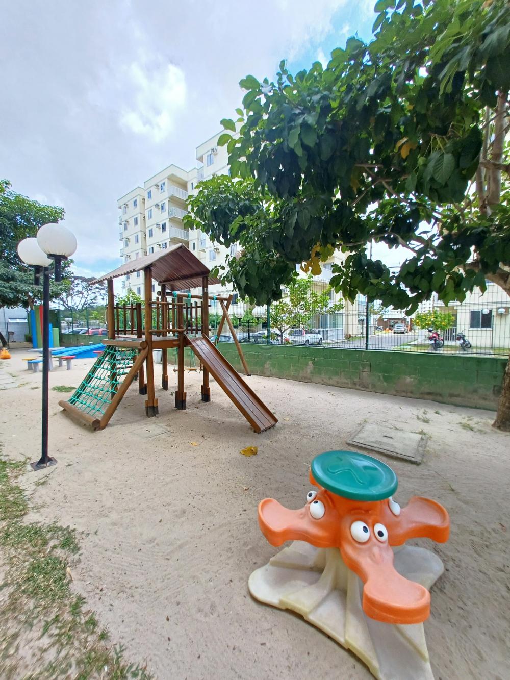 Confira este excelente apartamento para aluguel no Edifício Aurora Porto Arthur, localizado no Bloco C, na cidade de Paulista, Pernambuco!

Situado no 1º andar (apartamento 10), este imóvel oferece um espaço confortável e funcional, totalmente mobiliado. Ele conta com sala para dois ambientes, ideal para criar seu espaço de estar e jantar. Dispõe de dois dormitórios, um banheiro social e área de serviço. Para sua comodidade, o apartamento inclui uma vaga de garagem descoberta.

O condomínio oferece ótimas áreas comuns e segurança, com portaria 24h, bicicletário, gás encanado, gerador de energia e portão eletrônico. Você também poderá desfrutar de salão de festas, salão de jogos, piscina e quadra de futebol para lazer e diversão.

Não perca essa oportunidade de morar em um condomínio com lazer completo em Paulista!

Que tal agendar uma visita para conhecer o apartamento?