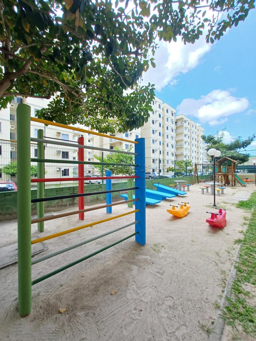 Confira este excelente apartamento para aluguel no Edifício Aurora Porto Arthur, localizado no Bloco C, na cidade de Paulista, Pernambuco!

Situado no 1º andar (apartamento 10), este imóvel oferece um espaço confortável e funcional, totalmente mobiliado. Ele conta com sala para dois ambientes, ideal para criar seu espaço de estar e jantar. Dispõe de dois dormitórios, um banheiro social e área de serviço. Para sua comodidade, o apartamento inclui uma vaga de garagem descoberta.

O condomínio oferece ótimas áreas comuns e segurança, com portaria 24h, bicicletário, gás encanado, gerador de energia e portão eletrônico. Você também poderá desfrutar de salão de festas, salão de jogos, piscina e quadra de futebol para lazer e diversão.

Não perca essa oportunidade de morar em um condomínio com lazer completo em Paulista!

Que tal agendar uma visita para conhecer o apartamento?