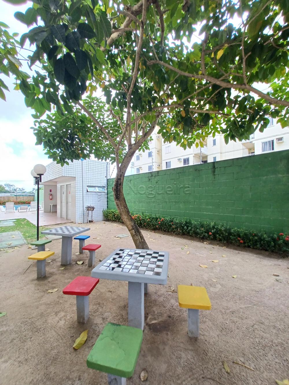 Confira este excelente apartamento para aluguel no Edifício Aurora Porto Arthur, localizado no Bloco C, na cidade de Paulista, Pernambuco!

Situado no 1º andar (apartamento 10), este imóvel oferece um espaço confortável e funcional, totalmente mobiliado. Ele conta com sala para dois ambientes, ideal para criar seu espaço de estar e jantar. Dispõe de dois dormitórios, um banheiro social e área de serviço. Para sua comodidade, o apartamento inclui uma vaga de garagem descoberta.

O condomínio oferece ótimas áreas comuns e segurança, com portaria 24h, bicicletário, gás encanado, gerador de energia e portão eletrônico. Você também poderá desfrutar de salão de festas, salão de jogos, piscina e quadra de futebol para lazer e diversão.

Não perca essa oportunidade de morar em um condomínio com lazer completo em Paulista!

Que tal agendar uma visita para conhecer o apartamento?