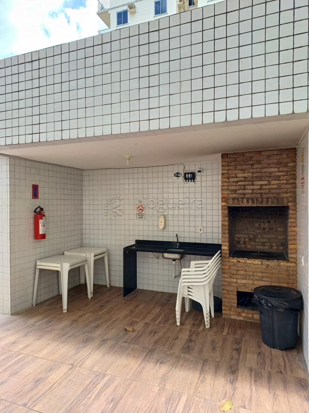 Confira este excelente apartamento para aluguel no Edifício Aurora Porto Arthur, localizado no Bloco C, na cidade de Paulista, Pernambuco!

Situado no 1º andar (apartamento 10), este imóvel oferece um espaço confortável e funcional, totalmente mobiliado. Ele conta com sala para dois ambientes, ideal para criar seu espaço de estar e jantar. Dispõe de dois dormitórios, um banheiro social e área de serviço. Para sua comodidade, o apartamento inclui uma vaga de garagem descoberta.

O condomínio oferece ótimas áreas comuns e segurança, com portaria 24h, bicicletário, gás encanado, gerador de energia e portão eletrônico. Você também poderá desfrutar de salão de festas, salão de jogos, piscina e quadra de futebol para lazer e diversão.

Não perca essa oportunidade de morar em um condomínio com lazer completo em Paulista!

Que tal agendar uma visita para conhecer o apartamento?