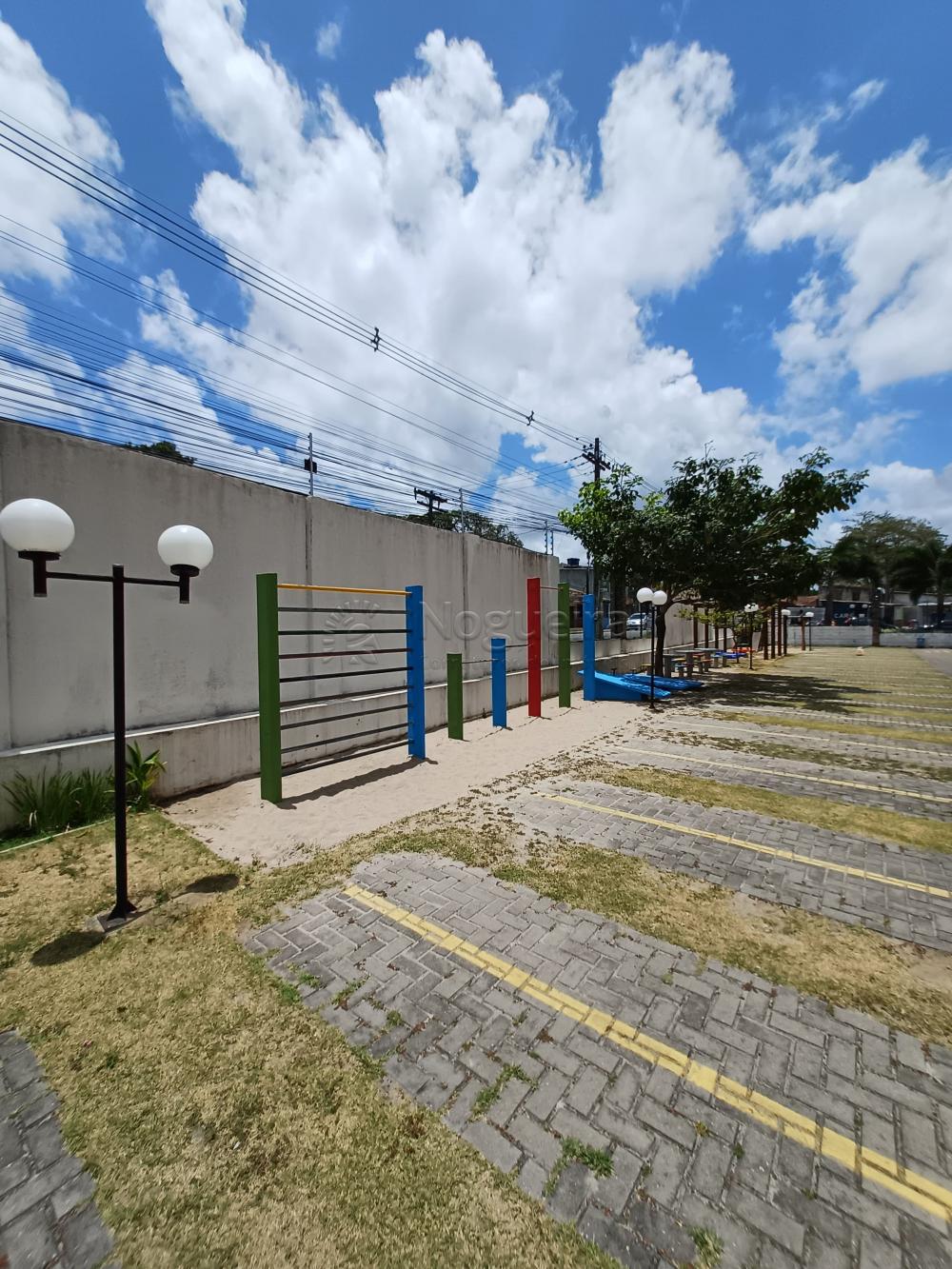 Confira este excelente apartamento para aluguel no Edifício Aurora Porto Arthur, localizado no Bloco C, na cidade de Paulista, Pernambuco!

Situado no 1º andar (apartamento 10), este imóvel oferece um espaço confortável e funcional, totalmente mobiliado. Ele conta com sala para dois ambientes, ideal para criar seu espaço de estar e jantar. Dispõe de dois dormitórios, um banheiro social e área de serviço. Para sua comodidade, o apartamento inclui uma vaga de garagem descoberta.

O condomínio oferece ótimas áreas comuns e segurança, com portaria 24h, bicicletário, gás encanado, gerador de energia e portão eletrônico. Você também poderá desfrutar de salão de festas, salão de jogos, piscina e quadra de futebol para lazer e diversão.

Não perca essa oportunidade de morar em um condomínio com lazer completo em Paulista!

Que tal agendar uma visita para conhecer o apartamento?
