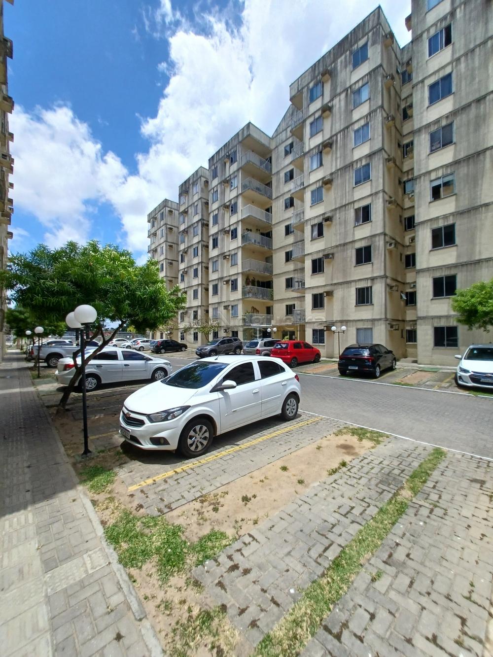 Confira este excelente apartamento para aluguel no Edifício Aurora Porto Arthur, localizado no Bloco C, na cidade de Paulista, Pernambuco!

Situado no 1º andar (apartamento 10), este imóvel oferece um espaço confortável e funcional, totalmente mobiliado. Ele conta com sala para dois ambientes, ideal para criar seu espaço de estar e jantar. Dispõe de dois dormitórios, um banheiro social e área de serviço. Para sua comodidade, o apartamento inclui uma vaga de garagem descoberta.

O condomínio oferece ótimas áreas comuns e segurança, com portaria 24h, bicicletário, gás encanado, gerador de energia e portão eletrônico. Você também poderá desfrutar de salão de festas, salão de jogos, piscina e quadra de futebol para lazer e diversão.

Não perca essa oportunidade de morar em um condomínio com lazer completo em Paulista!

Que tal agendar uma visita para conhecer o apartamento?