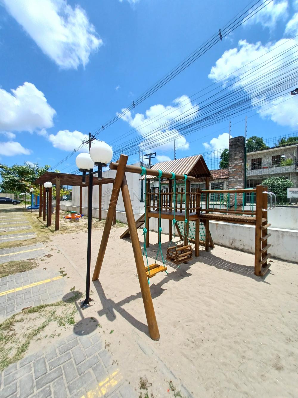 Confira este excelente apartamento para aluguel no Edifício Aurora Porto Arthur, localizado no Bloco C, na cidade de Paulista, Pernambuco!

Situado no 1º andar (apartamento 10), este imóvel oferece um espaço confortável e funcional, totalmente mobiliado. Ele conta com sala para dois ambientes, ideal para criar seu espaço de estar e jantar. Dispõe de dois dormitórios, um banheiro social e área de serviço. Para sua comodidade, o apartamento inclui uma vaga de garagem descoberta.

O condomínio oferece ótimas áreas comuns e segurança, com portaria 24h, bicicletário, gás encanado, gerador de energia e portão eletrônico. Você também poderá desfrutar de salão de festas, salão de jogos, piscina e quadra de futebol para lazer e diversão.

Não perca essa oportunidade de morar em um condomínio com lazer completo em Paulista!

Que tal agendar uma visita para conhecer o apartamento?