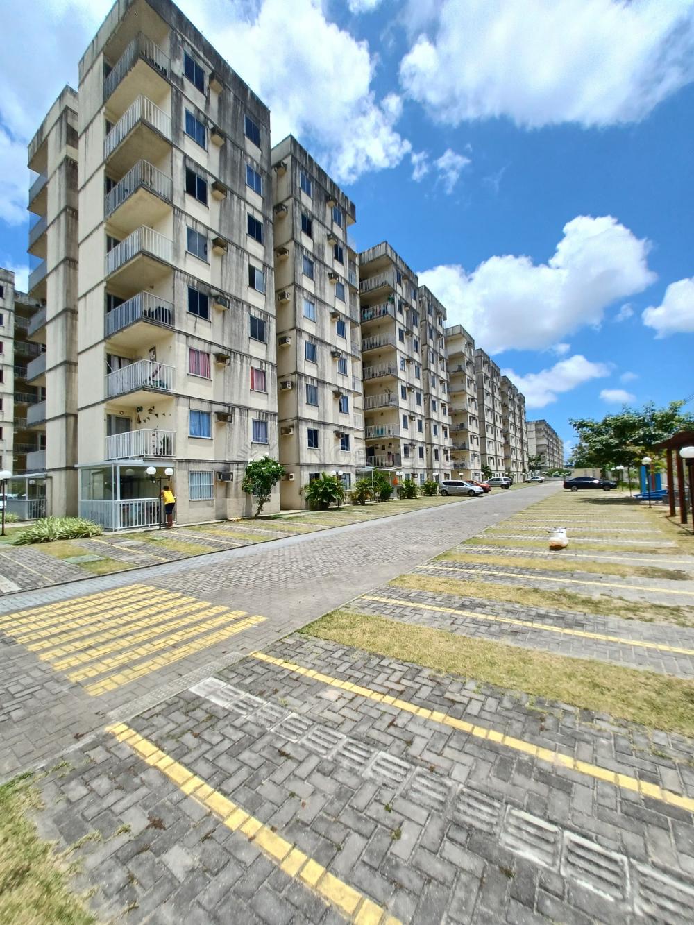 Confira este excelente apartamento para aluguel no Edifício Aurora Porto Arthur, localizado no Bloco C, na cidade de Paulista, Pernambuco!

Situado no 1º andar (apartamento 10), este imóvel oferece um espaço confortável e funcional, totalmente mobiliado. Ele conta com sala para dois ambientes, ideal para criar seu espaço de estar e jantar. Dispõe de dois dormitórios, um banheiro social e área de serviço. Para sua comodidade, o apartamento inclui uma vaga de garagem descoberta.

O condomínio oferece ótimas áreas comuns e segurança, com portaria 24h, bicicletário, gás encanado, gerador de energia e portão eletrônico. Você também poderá desfrutar de salão de festas, salão de jogos, piscina e quadra de futebol para lazer e diversão.

Não perca essa oportunidade de morar em um condomínio com lazer completo em Paulista!

Que tal agendar uma visita para conhecer o apartamento?