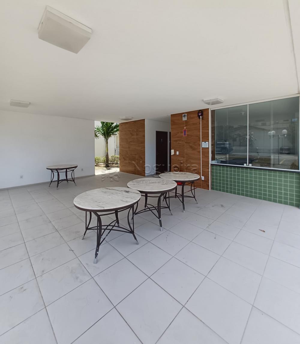 Confira este excelente apartamento para aluguel no Edifício Aurora Porto Arthur, localizado no Bloco C, na cidade de Paulista, Pernambuco!

Situado no 1º andar (apartamento 10), este imóvel oferece um espaço confortável e funcional, totalmente mobiliado. Ele conta com sala para dois ambientes, ideal para criar seu espaço de estar e jantar. Dispõe de dois dormitórios, um banheiro social e área de serviço. Para sua comodidade, o apartamento inclui uma vaga de garagem descoberta.

O condomínio oferece ótimas áreas comuns e segurança, com portaria 24h, bicicletário, gás encanado, gerador de energia e portão eletrônico. Você também poderá desfrutar de salão de festas, salão de jogos, piscina e quadra de futebol para lazer e diversão.

Não perca essa oportunidade de morar em um condomínio com lazer completo em Paulista!

Que tal agendar uma visita para conhecer o apartamento?
