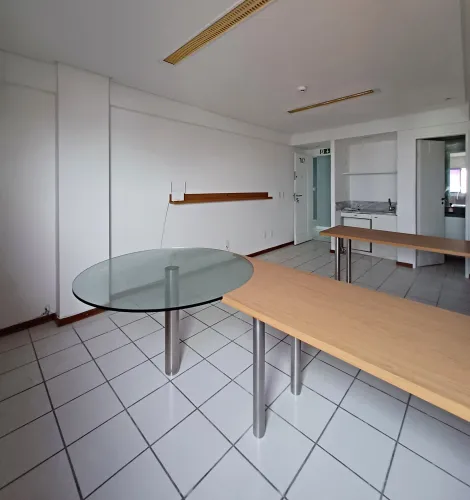 Sala comercial com excelente localização na Av. Caxangá. 

O imóvel possui 27,21m² de área privativa, ampla sala, banheiro social e uma vaga de garagem coberta. 

O condomínio dispõe de recepção, portão eletrônico e gerador de energia. 

Agende sua visita!