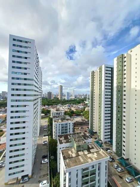 Apartamento com excelente localização, próximo a igreja da Torre!

O imóvel possui varanda, sala para dois ambientes, três quartos sendo 01 suíte, wc social, cozinha, área de serviço, quarto e banheiro de serviço e 2 vagas de garagem cobertas.

O Condomínio dispõe de área de lazer com piscina e salão de festas, além de gás encanado, gerador, medidor de água individual e portão eletrônico.

Agende sua visita!