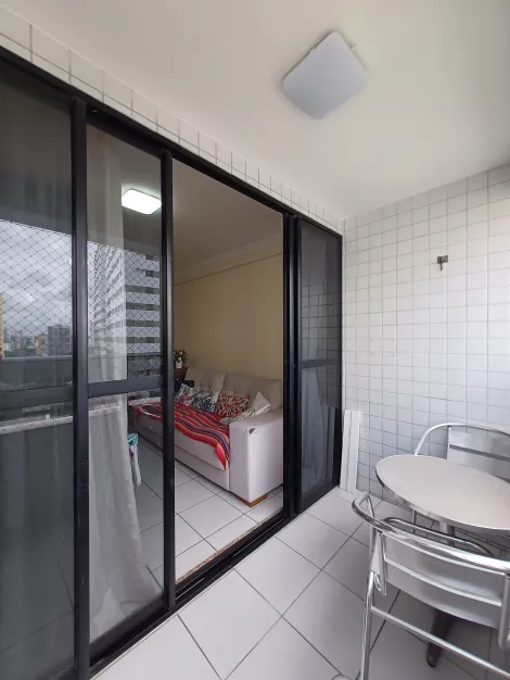Apartamento com excelente localização, próximo a igreja da Torre!

O imóvel possui varanda, sala para dois ambientes, três quartos sendo 01 suíte, wc social, cozinha, área de serviço, quarto e banheiro de serviço e 2 vagas de garagem cobertas.

O Condomínio dispõe de área de lazer com piscina e salão de festas, além de gás encanado, gerador, medidor de água individual e portão eletrônico.

Agende sua visita!