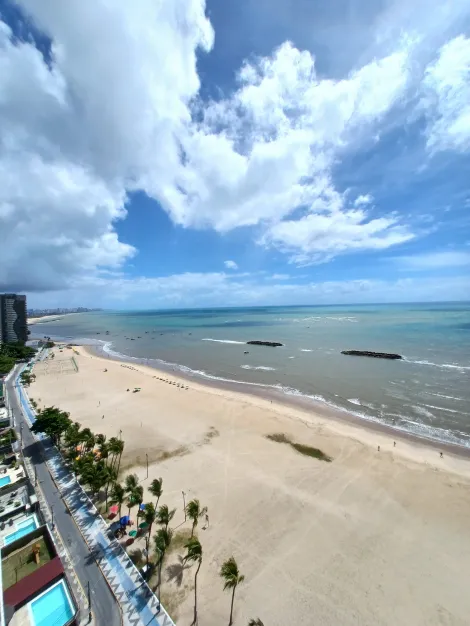 Excelente apartamento a venda na beira mar de Candeias!

O imóvel possui  159m² de área privativa, sala para0 03 ambientes com varanda integrada, 03 suítes, lavabo, cozinha, área de serviço, quarto e banheiro de serviço, 03 vagas de garagem cobertas.

O condomínio dispõe portaria 24 horas, portão eletrônico, gás encanado, gerador, churrasqueira, piscina, playground, quadra poliesportiva, salão de festa, sauna.

Agende agora sua visita!