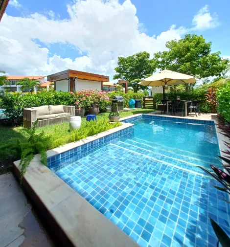 Excelente casa duplex localizada na praia dos Carneiros em condomínio beira mar com piscina privativa.

O imóvel possui 101,69m² de área útil e no térreo dispõe de sala para 2 ambientes, lavabo, cozinha, área de serviço, espaço gourmet, piscina, churrasqueira, 01 vaga de garagem.

No pavimento superior 03 quartos sendo 01 suíte com varanda, banheiro social.

O empreendimento oferece, piscina adulto e infantil, espaço kids, academia, playground, quadra tênis, salão de jogos, pista de caminhada, salão de festas e quadra poliesportiva, além de ser totalmente beira mar em um dos melhores trechos de de mar da região.

Agende agora sua visita!