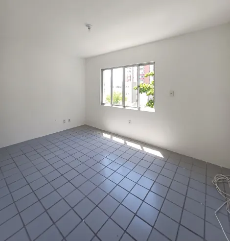 Apartamento à venda em Boa Viagem com 80,89m² de área privativa. 

Conta com 3 quartos, 1 banheiro social, área de serviço, banheiro e dormitório de serviço. Possui 1 vaga de garagem coberta.

O condomínio oferece portão eletrônico e churrasqueira, garantindo mais segurança e praticidade no dia a dia.

*Consultar Viabilidade da Venda