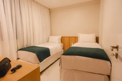 Excelente apartamento localizado em Muro Alto com, 62,79m² de área útil.

O imóvel possui varanda, sala para dois ambientes, 02 suítes , banheiro social, cozinha e 2 vagas  de garagem.

O edifício dispõe de uma ampla área de lazer, 6 complexos aquáticos com piscinas infantis, Espaço kids, Sala de jogos, Tirolesa kids e playground ao ar livre, Beachclub e restaurante frente mar, academia, quadra de tênis, minicampo de gramado, Basquete e muito mais. Além de recepção com concierge, 24hs e câmeras de segurança. 

Agende sua visita!