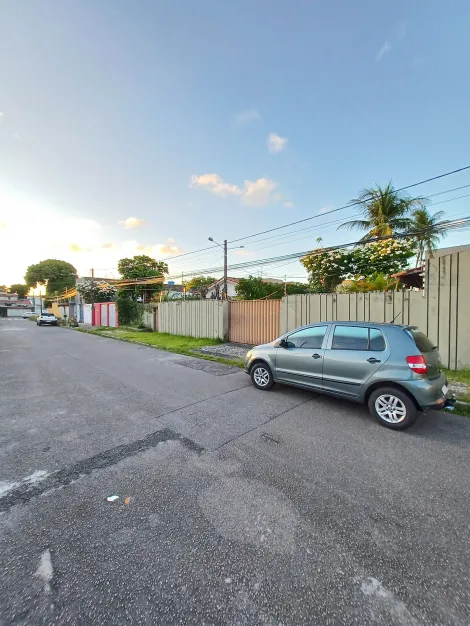 Casa com ótima localização no bairro do Cordeiro, possui 450,00 m² de área construída.

Imóvel com varanda, sala para dois ambientes, cinco quartos, sendo um suíte, banheiro social, cozinha, despensa, área de serviço, banheiro de serviço, piscina, sauna, churrasqueira, salão, banheiro da piscina, depósito, cinco vagas de garagem e portão eletrônico.

Agende sua visita!