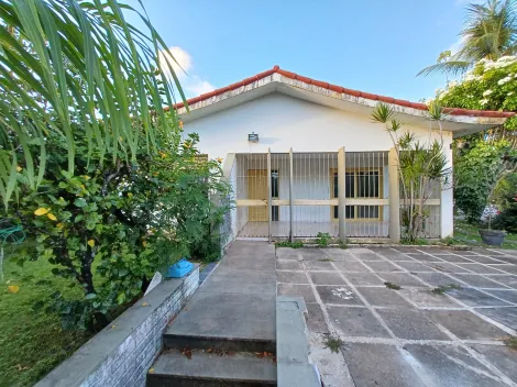 Casa com ótima localização no bairro do Cordeiro, possui 450,00 m² de área construída.

Imóvel com varanda, sala para dois ambientes, cinco quartos, sendo um suíte, banheiro social, cozinha, despensa, área de serviço, banheiro de serviço, piscina, sauna, churrasqueira, salão, banheiro da piscina, depósito, cinco vagas de garagem e portão eletrônico.

Agende sua visita!
