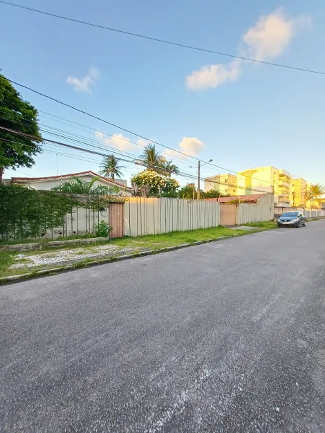 Casa com ótima localização no bairro do Cordeiro, possui 450,00 m² de área construída.

Imóvel com varanda, sala para dois ambientes, cinco quartos, sendo um suíte, banheiro social, cozinha, despensa, área de serviço, banheiro de serviço, piscina, sauna, churrasqueira, salão, banheiro da piscina, depósito, cinco vagas de garagem e portão eletrônico.

Agende sua visita!