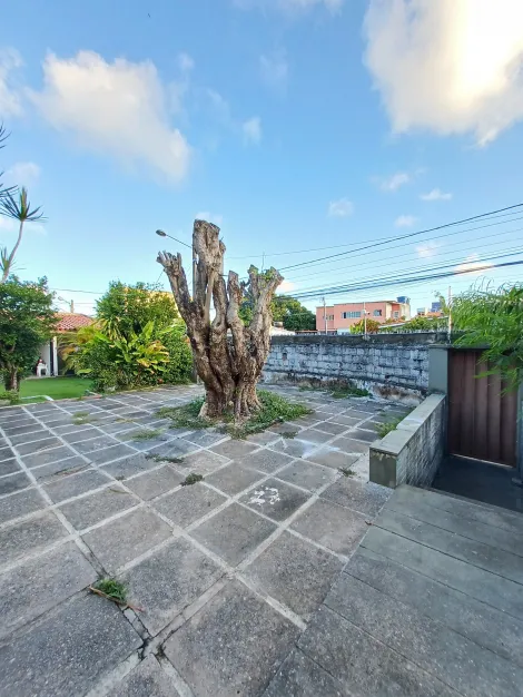 Casa com ótima localização no bairro do Cordeiro, possui 450,00 m² de área construída.

Imóvel com varanda, sala para dois ambientes, cinco quartos, sendo um suíte, banheiro social, cozinha, despensa, área de serviço, banheiro de serviço, piscina, sauna, churrasqueira, salão, banheiro da piscina, depósito, cinco vagas de garagem e portão eletrônico.

Agende sua visita!