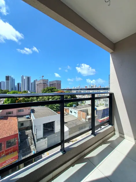 Apartamento com excelente localização na imbiribeira!

O imóvel possui 42,94m², varanda, sala para dois ambientes, dois quartos sendo uma suíte reversível, wc social, cozinha, área de serviço e uma vaga de garagem.

O edifício dispõe de piscina, salão de festas, academia, churrasqueira, espaço kids, bicicletário, playground, gerador, portaria e portão eletrônico.

Agende sua visita!