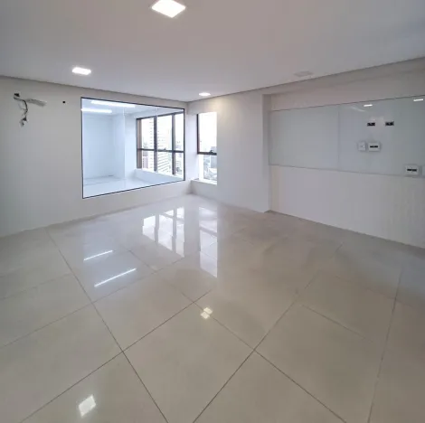 Sala comercial com excelente localização na Ilha do Leite, com 108,51 m² de área construída.

O imóvel possui duas salas internas e dois banheiros, sendo um local de fácil acesso e próximo a pontos estratégicos.

Agende a sua visita!
