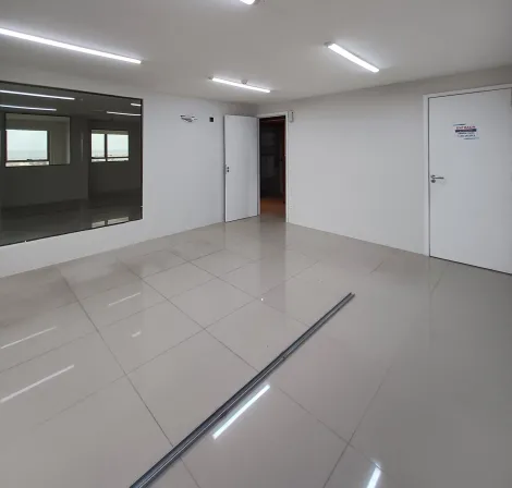 Sala comercial com excelente localização na Ilha do Leite, com 44,90 m² de área construída.

O imóvel possui uma sala ampla e um banheiro, sendo um local de fácil acesso e próximo a pontos estratégicos.

Agende a sua visita!