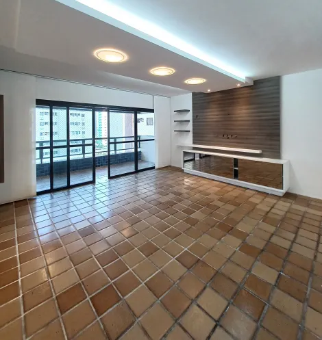 Excelente apartamento em Boa Viagem!

Imóvel dispõe de varanda, sala para dois ambientes, quatro quartos sendo uma suíte, banheiro social, cozinha, área de serviço, dependência completa de empregada e duas vagas de garagens.

O imóvel está situado numa das melhores áreas da praia de Boa viagem, bastante ventilado e em localização estratégica.

Agende sua visita!
