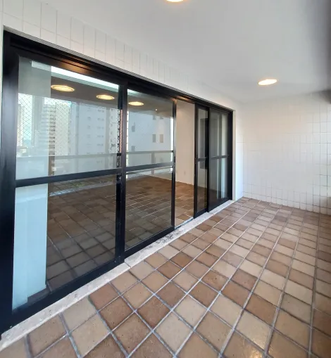Excelente apartamento em Boa Viagem!

Imóvel dispõe de varanda, sala para dois ambientes, quatro quartos sendo uma suíte, banheiro social, cozinha, área de serviço, dependência completa de empregada e duas vagas de garagens.

O imóvel está situado numa das melhores áreas da praia de Boa viagem, bastante ventilado e em localização estratégica.

Agende sua visita!