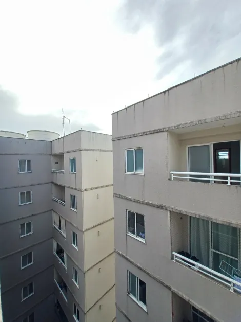 Apartamento com excelente localização no Centro de Paulista, próximo a UPA e ao SENAC de Paulista.

O imóvel possui 52,64m², varanda, sala para dois ambientes, dois quartos sendo 1 suíte, wc social, cozinha, área de serviço e uma vaga de garagem.

O cond. dispõe de área de lazer com churrasqueira, piscina, playground, quadra poliesportiva, salão de festas, câmeras de segurança, gás encanado, portão eletrônico, portaria 24h.