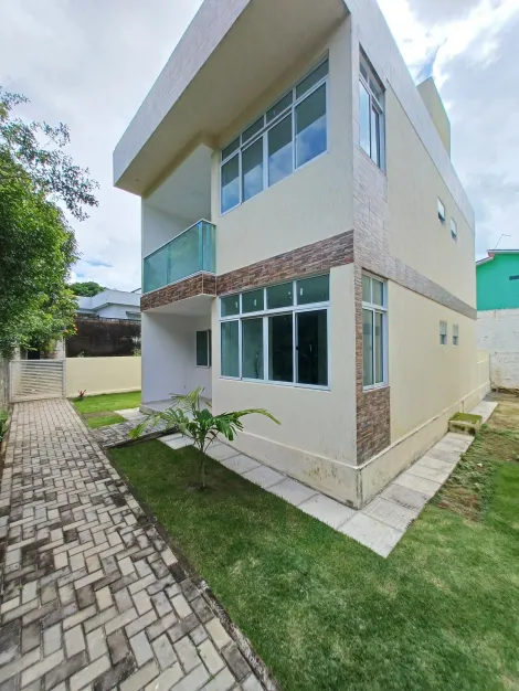 Descubra o lar perfeito para sua família neste charmoso imóvel localizado no Privê Laranjeiras, um condomínio que oferece tranquilidade e segurança.

A casa conta com 2 vagas de garagem descobertas e fixas, garantindo praticidade para seus veículos. Ao entrar, você será recebido por uma sala espaçosa com dois ambientes, ideal para criar distintos espaços de convívio e entretenimento.

A residência dispõe de três quartos, todos eles suítes, proporcionando privacidade e conforto para todos os moradores. Além das suítes, o imóvel também possui um banheiro social adicional.

Venha viver com qualidade de vida no Privê Laranjeiras!