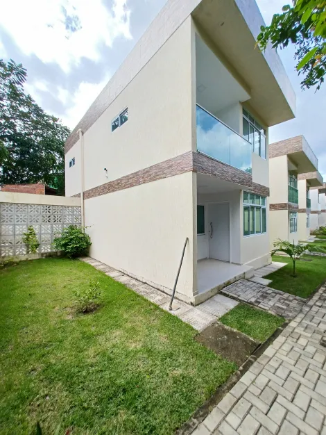 Descubra o lar perfeito para sua família neste charmoso imóvel localizado no Privê Laranjeiras, um condomínio que oferece tranquilidade e segurança.

A casa conta com 2 vagas de garagem descobertas e fixas, garantindo praticidade para seus veículos. Ao entrar, você será recebido por uma sala espaçosa com dois ambientes, ideal para criar distintos espaços de convívio e entretenimento.

A residência dispõe de três quartos, todos eles suítes, proporcionando privacidade e conforto para todos os moradores. Além das suítes, o imóvel também possui um banheiro social adicional.

Venha viver com qualidade de vida no Privê Laranjeiras!