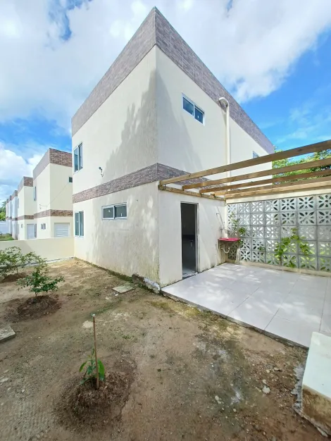 Descubra o lar perfeito para sua família neste charmoso imóvel localizado no Privê Laranjeiras, um condomínio que oferece tranquilidade e segurança.

A casa conta com 2 vagas de garagem descobertas e fixas, garantindo praticidade para seus veículos. Ao entrar, você será recebido por uma sala espaçosa com dois ambientes, ideal para criar distintos espaços de convívio e entretenimento.

A residência dispõe de três quartos, todos eles suítes, proporcionando privacidade e conforto para todos os moradores. Além das suítes, o imóvel também possui um banheiro social adicional.

Venha viver com qualidade de vida no Privê Laranjeiras!
