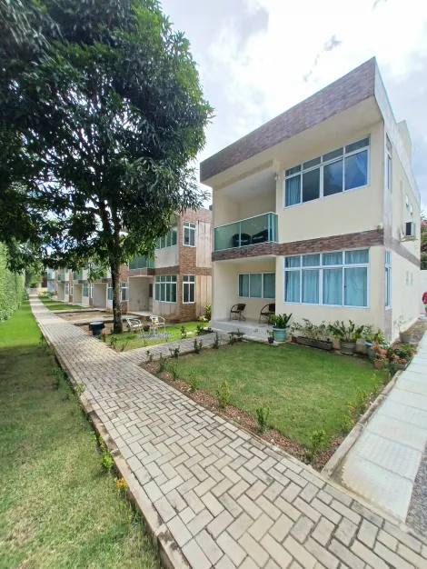 Descubra o lar perfeito para sua família neste charmoso imóvel localizado no Privê Laranjeiras, um condomínio que oferece tranquilidade e segurança.

A casa conta com 2 vagas de garagem descobertas e fixas, garantindo praticidade para seus veículos. Ao entrar, você será recebido por uma sala espaçosa com dois ambientes, ideal para criar distintos espaços de convívio e entretenimento.

A residência dispõe de três quartos, todos eles suítes, proporcionando privacidade e conforto para todos os moradores. Além das suítes, o imóvel também possui um banheiro social adicional.

Venha viver com qualidade de vida no Privê Laranjeiras!