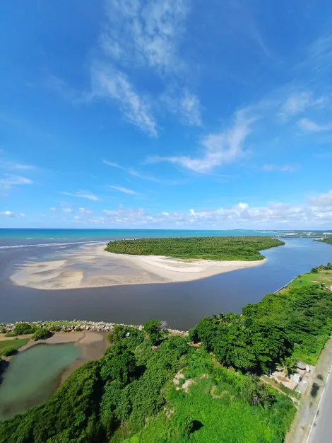 Confira este excelente apartamento para aluguel no Edifício Marinas da Barra, localizado na charmosa Barra de Jangada, em Jaboatão dos Guararapes, Pernambuco!

Situado no 23º andar, o apartamento de número 2306 oferece uma sala para dois ambientes, ideal para seu conforto e bem-estar. Possui três dormitórios, sendo uma suíte, além de um banheiro social e área de serviço. Para sua comodidade, você contará com duas vagas de garagem cobertas em gaveta.

O condomínio oferece infraestrutura completa com portaria, bicicletário, gás encanado, gerador de energia e portão eletrônico, garantindo praticidade e segurança para você e sua família.

Não perca essa oportunidade de morar em um dos melhores endereços de Barra de Jangada!