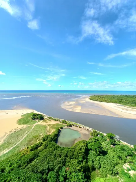 Confira este excelente apartamento para aluguel no Edifício Marinas da Barra, localizado na charmosa Barra de Jangada, em Jaboatão dos Guararapes, Pernambuco!

Situado no 23º andar, o apartamento de número 2306 oferece uma sala para dois ambientes, ideal para seu conforto e bem-estar. Possui três dormitórios, sendo uma suíte, além de um banheiro social e área de serviço. Para sua comodidade, você contará com duas vagas de garagem cobertas em gaveta.

O condomínio oferece infraestrutura completa com portaria, bicicletário, gás encanado, gerador de energia e portão eletrônico, garantindo praticidade e segurança para você e sua família.

Não perca essa oportunidade de morar em um dos melhores endereços de Barra de Jangada!