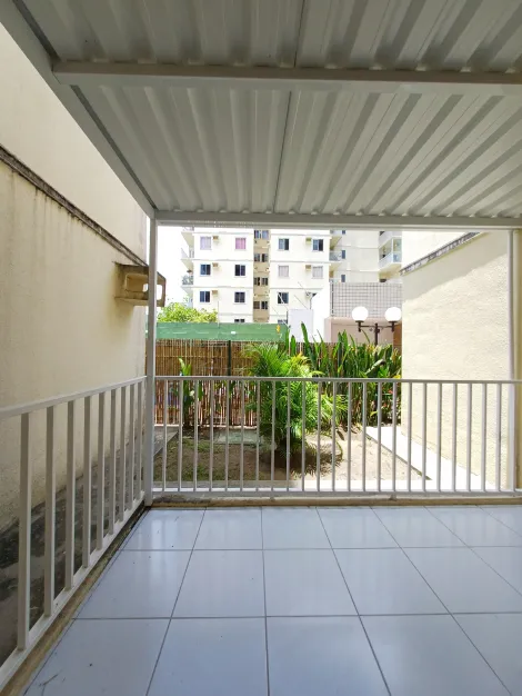 Confira este excelente apartamento para aluguel no Edifício Aurora Porto Arthur, localizado no Bloco C, na cidade de Paulista, Pernambuco!

Situado no 1º andar (apartamento 10), este imóvel oferece um espaço confortável e funcional, totalmente mobiliado. Ele conta com sala para dois ambientes, ideal para criar seu espaço de estar e jantar. Dispõe de dois dormitórios, um banheiro social e área de serviço. Para sua comodidade, o apartamento inclui uma vaga de garagem descoberta.

O condomínio oferece ótimas áreas comuns e segurança, com portaria 24h, bicicletário, gás encanado, gerador de energia e portão eletrônico. Você também poderá desfrutar de salão de festas, salão de jogos, piscina e quadra de futebol para lazer e diversão.

Não perca essa oportunidade de morar em um condomínio com lazer completo em Paulista!

Que tal agendar uma visita para conhecer o apartamento?