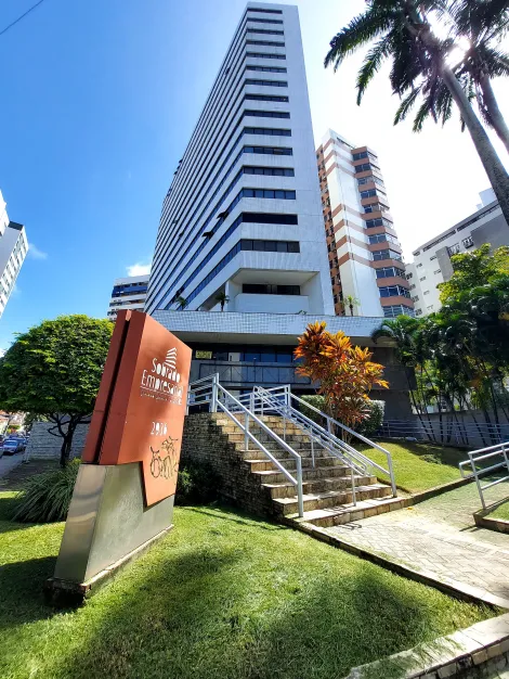 Procurando o local ideal para o seu negócio? Confira esta excelente sala comercial para aluguel no Sobrado Empresarial, localizado no bairro do Espinheiro, em Recife, Pernambuco!

Situada no 8º andar, este espaço foi projetado para otimizar sua produtividade, contando com uma sala ampla, dividida em três ambientes, perfeita para diferentes configurações de trabalho ou atendimento. O imóvel dispõe de um banheiro e oferece o conforto de uma vaga de garagem coberta.

O condomínio oferece infraestrutura pensada para o dia a dia corporativo, com recepção para atender seus clientes e visitantes, e copa para o uso dos seus colaboradores.

Não perca a oportunidade de estabelecer ou expandir sua empresa em um dos bairros mais tradicionais e bem localizados de Recife!