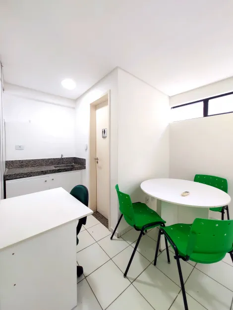 Procurando o local ideal para o seu negócio? Confira esta excelente sala comercial para aluguel no Sobrado Empresarial, localizado no bairro do Espinheiro, em Recife, Pernambuco!

Situada no 8º andar, este espaço foi projetado para otimizar sua produtividade, contando com uma sala ampla, dividida em três ambientes, perfeita para diferentes configurações de trabalho ou atendimento. O imóvel dispõe de um banheiro e oferece o conforto de uma vaga de garagem coberta.

O condomínio oferece infraestrutura pensada para o dia a dia corporativo, com recepção para atender seus clientes e visitantes, e copa para o uso dos seus colaboradores.

Não perca a oportunidade de estabelecer ou expandir sua empresa em um dos bairros mais tradicionais e bem localizados de Recife!