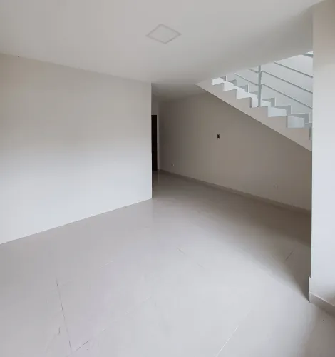 Sala Comercial em Porto de Galinhas ? Condomínio Fechado!

Excelente sala comercial disponível em condomínio seguro e bem localizado. Ideal para escritórios, consultórios ou pequenos negócios.

Sala ampla e ventilada
1 quarto com varanda  (pode ser adaptado como sala de reuniões ou espaço de atendimento)
2 banheiros
Área de serviço funcional
1 vaga de garagem

Ambiente tranquilo, ótimo para trabalhar com conforto e segurança.
Agende sua visita!