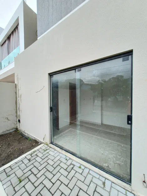 Sala Comercial em Porto de Galinhas ? Condomínio Fechado!

Excelente sala comercial disponível em condomínio seguro e bem localizado. Ideal para escritórios, consultórios ou pequenos negócios.

Sala ampla e ventilada
1 quarto com varanda  (pode ser adaptado como sala de reuniões ou espaço de atendimento)
2 banheiros
Área de serviço funcional
1 vaga de garagem

Ambiente tranquilo, ótimo para trabalhar com conforto e segurança.
Agende sua visita!