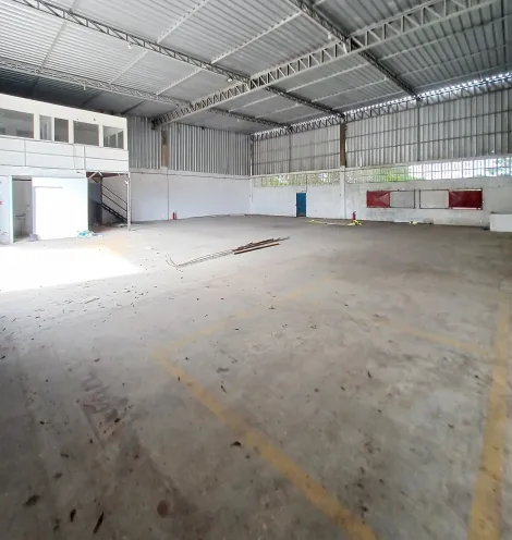 Amplo galpão com excelente localização no bairro da Guabiraba, Recife-PE. 

Espaçoso, possuindo 423,42m² térreo de área construída, com duas salas no mezanino, três banheiros, com localização estratégica e crescimento comercial potente atualmente. Ideal para implementar qualquer tipo de negócio, como depósitos e instituições.

Agenda sua visita!