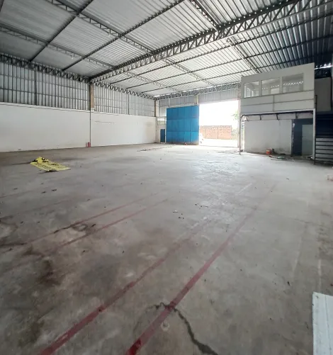 Amplo galpão com excelente localização no bairro da Guabiraba, Recife-PE. 

Espaçoso, possuindo 423,42m² térreo de área construída, com duas salas no mezanino, três banheiros, com localização estratégica e crescimento comercial potente atualmente. Ideal para implementar qualquer tipo de negócio, como depósitos e instituições.

Agenda sua visita!