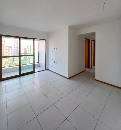 Apartamento com excelente localização no bairro da Tamarineira.

O imóvel possui 77,51m² de área construída, com móveis fixos, varanda ampla, sala para dois ambientes, com três quartos sendo um suíte, cozinha, um banheiro e área de serviço. Dispõe de uma vaga de garagem.

Edifício com área de lazer composto por piscina, espaço kids, churrasqueira, área fitness, quadra poliesportiva e salão de festa.

Agende já sua visita!
