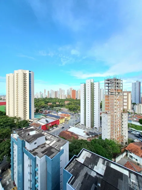 Apartamento com excelente localização no bairro da Tamarineira.

O imóvel possui 77,51m² de área construída, com móveis fixos, varanda ampla, sala para dois ambientes, com três quartos sendo um suíte, cozinha, um banheiro e área de serviço. Dispõe de uma vaga de garagem.

Edifício com área de lazer composto por piscina, espaço kids, churrasqueira, área fitness, quadra poliesportiva e salão de festa.

Agende já sua visita!