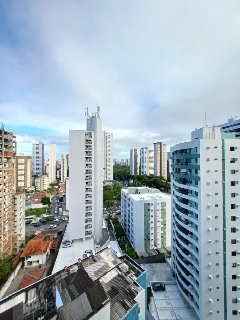 Apartamento com excelente localização no bairro da Tamarineira.

O imóvel possui 77,51m² de área construída, com móveis fixos, varanda ampla, sala para dois ambientes, com três quartos sendo um suíte, cozinha, um banheiro e área de serviço. Dispõe de uma vaga de garagem.

Edifício com área de lazer composto por piscina, espaço kids, churrasqueira, área fitness, quadra poliesportiva e salão de festa.

Agende já sua visita!