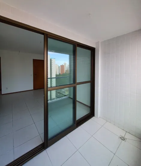 Apartamento com excelente localização no bairro da Tamarineira.

O imóvel possui 77,51m² de área construída, com móveis fixos, varanda ampla, sala para dois ambientes, com três quartos sendo um suíte, cozinha, um banheiro e área de serviço. Dispõe de uma vaga de garagem.

Edifício com área de lazer composto por piscina, espaço kids, churrasqueira, área fitness, quadra poliesportiva e salão de festa.

Agende já sua visita!
